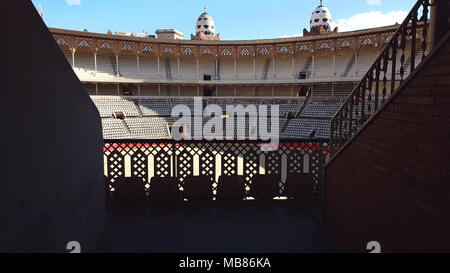 Barcellona, Spagna - 31 March, 2018. Si erge nel La Monumental. Questa è stata l'ultima arena dei tori in operazione commerciale in Catalogna a seguito di una corrida divieto di legge il 28 luglio 2010. Vista generale di Barcellona, Spagna. @ David Mbiyu/Alamy Live News Foto Stock