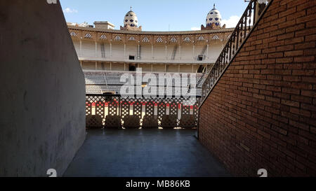 Barcellona, Spagna - 31 March, 2018. Si erge nel La Monumental. Questa è stata l'ultima arena dei tori in operazione commerciale in Catalogna a seguito di una corrida divieto di legge il 28 luglio 2010. Vista generale di Barcellona, Spagna. @ David Mbiyu/Alamy Live News Foto Stock