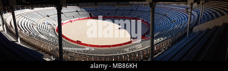 Barcellona, Spagna - 31 March, 2018. Si erge nel La Monumental. Questa è stata l'ultima arena dei tori in operazione commerciale in Catalogna a seguito di una corrida divieto di legge il 28 luglio 2010. Vista generale di Barcellona, Spagna. @ David Mbiyu/Alamy Live News Foto Stock