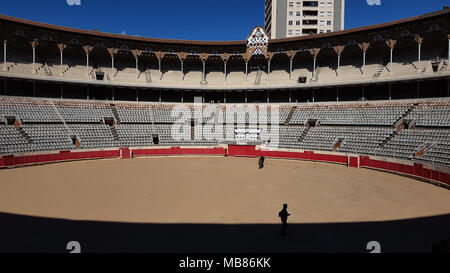 Barcellona, Spagna - 31 March, 2018. I turisti si vede nell'arena all'La Monumental. Questa è stata l'ultima arena dei tori in operazione commerciale in Catalogna a seguito di una corrida divieto di legge il 28 luglio 2010. Vista generale di Barcellona, Spagna. @ David Mbiyu/Alamy Live News Foto Stock