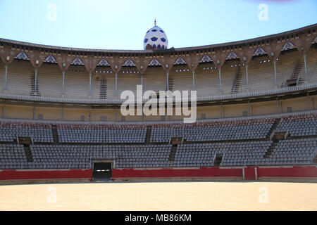 Barcellona, Spagna - 31 March, 2018. Si erge nel La Monumental. Questa è stata l'ultima arena dei tori in operazione commerciale in Catalogna a seguito di una corrida divieto di legge il 28 luglio 2010. Vista generale di Barcellona, Spagna. @ David Mbiyu/Alamy Live News Foto Stock