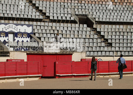 Barcellona, Spagna - 31 March, 2018. I turisti si vede nell'arena all'La Monumental. Questa è stata l'ultima arena dei tori in operazione commerciale in Catalogna a seguito di una corrida divieto di legge il 28 luglio 2010. Vista generale di Barcellona, Spagna. @ David Mbiyu/Alamy Live News Foto Stock