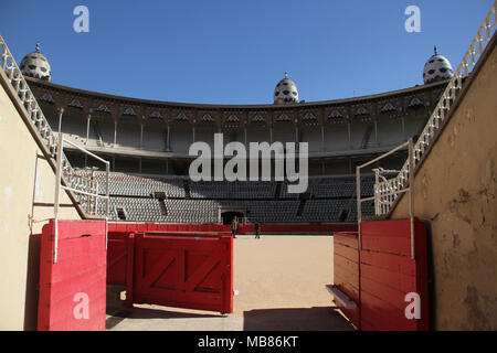 Barcellona, Spagna - 31 March, 2018. Bull cancello di ingresso al La Monumental. Questa è stata l'ultima arena dei tori in operazione commerciale in Catalogna a seguito di una corrida divieto di legge il 28 luglio 2010. Vista generale di Barcellona, Spagna. @ David Mbiyu/Alamy Live News Foto Stock