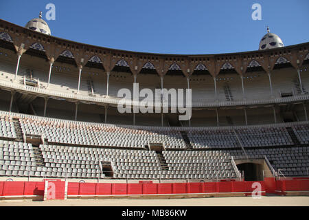 Barcellona, Spagna - 31 March, 2018. Si erge nel La Monumental. Questa è stata l'ultima arena dei tori in operazione commerciale in Catalogna a seguito di una corrida divieto di legge il 28 luglio 2010. Vista generale di Barcellona, Spagna. @ David Mbiyu/Alamy Live News Foto Stock