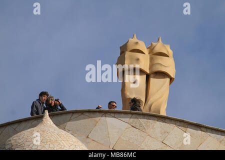 Barcellona, Spagna - 31 Marzo 2018. I turisti si vede da camini sulla Casa Mila il 31 marzo. L'edificio modernista di Barcellona, in Catalogna, dall'architetto Antoni Gaudì Barcellona fu costruito tra il 1906 e il 1912. Vista generale di Barcellona, Spagna. @ David Mbiyu/Alamy Live News Foto Stock