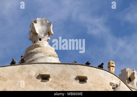 Barcellona, Spagna - 31 Marzo 2018. I turisti si vede da camini sulla Casa Mila il 31 marzo. L'edificio modernista di Barcellona, in Catalogna, dall'architetto Antoni Gaudì Barcellona fu costruito tra il 1906 e il 1912. Vista generale di Barcellona, Spagna. @ David Mbiyu/Alamy Live News Foto Stock