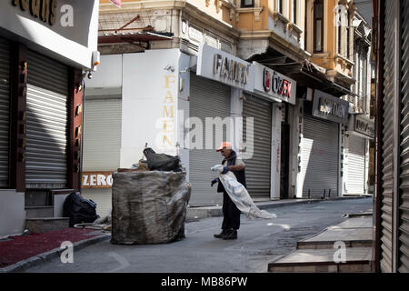 L'uomo raccoglie preziosi rifiuti nel quartiere Eminonu / zona Sirkeci di Istanbul. Foto Stock