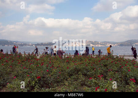 La gente a piedi attraverso lo stretto del Bosforo a Istanbul. Foto Stock