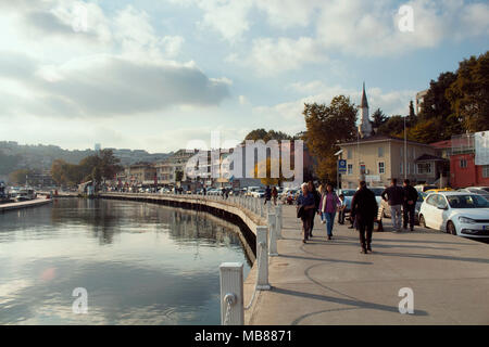 La gente a piedi dal Bosforo in Istinye area di Istanbul. Foto Stock