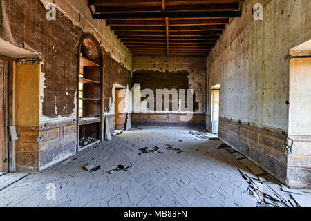 Un negligente e sbriciolamento in camera il fading Hacienda de Jaral de Berrio in Jaral de Berrios, Guanajuato, Messico. Il abbandonato Jaral de Berrio hacienda era una volta il più grande in Messico e ospitato oltre 6 mila persone sulla proprietà ed è accreditato con la creazione di Mescal. Foto Stock