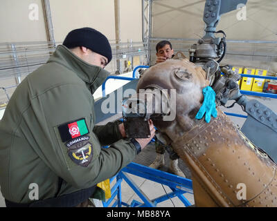 Aeromobili afgano tecnici con il 2° Stormo, 777th speciale missione condotta ala manutenzione programmata su anti-direzionale di coppia del sistema di controllo di un Mi-17 elicottero a Mazar e Sharif, Afghanistan, Febbraio 5, 2018. La SMW è il solo aviazione afgano unità in grado di eseguire antenna notturna inserimento di truppe combattenti in remoto e punti difficili con dispositivi per visione notturna. (NSOCC-A Foto Stock