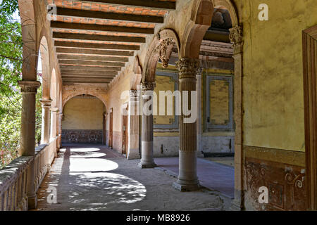 Un negligente e sbriciolamento in camera il fading Hacienda de Jaral de Berrio in Jaral de Berrios, Guanajuato, Messico. Il abbandonato Jaral de Berrio hacienda era una volta il più grande in Messico e ospitato oltre 6 mila persone sulla proprietà ed è accreditato con la creazione di Mescal. Foto Stock