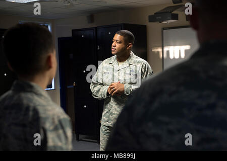 Stati Uniti Air Force Chief Master Sgt. Phillip Easton, U.S. Forze aeree in Europa e Stati Uniti Forze Aeree in Africa il comando Capo Comandante Sergente, parla a 423rd delle forze di sicurezza aviatori a RAF Alconbury, Regno Unito, Febbraio 7, 2018. Easton ha visitato le forze di sicurezza per esprimere la sua gratitudine e per rispondere ad eventuali domande aviatori può avere. (U.S. Air Force Foto Stock