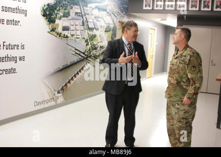 Jeffrey bianco, il principale vice assistente segretario dell'esercito Acquisizione, Logistica e tecnologia, discute di fabbricazione avanzata con Col. Ken Letcher, Rock Island Arsenal congiunti di produzione e tecnologia centro commander, durante una visita a RIA-JMTC Feb. 7. Foto Stock