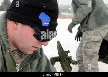 Stati Uniti Air National Guard personale Sgt. Ryan Malecki, radio frequenza sistemi di trasmissione dello specialista e sottufficiale in carica della 115Fighter Wing comune sito di interoperabilità delle comunicazioni pacchetto di capacità imposta una bobina del cavo per lo stato di interoperabilità delle comunicazioni mobili Esercizio (SIMCOM) in Fitchburg, Wis., Febbraio 7, 2018. Il SIMCOM annuale esercizio esegue il test di interoperabilità dei locali, statali e federali in comunicazioni di emergenza agenzie. (U.S. Air National Guard Foto Stock