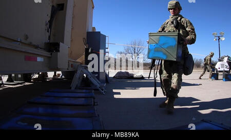 Soldati nel 2° Battaglione, 44th difesa aerea artiglieria, spostare le munizioni vicino alla falange Land-Based Weapon System 8 Febbraio a Thompson Hill gamma complessa. Foto Stock