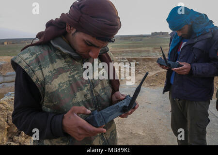 Contatore di base improvvisata dispositivo esplosivo di corso gli studenti con la Raqqa alla forza di sicurezza interna imparare come azionare il robot durante il corso di formazione vicino a Qatar, la Siria, Febbraio 8, 2018. Questa formazione fa parte del complesso di Combined Joint Task Force - Funzionamento inerenti risolvere potenziata la capacità dei partner di missione che si concentra sulla formazione per migliorare la capacità di protezione all'interno della nazione. CJTF-funzione OIR è la coalizione globale per sconfiggere ISIS in Iraq e la Siria. (U.S. Esercito Foto Stock