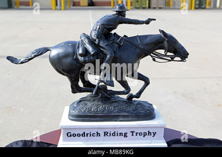 La Goodrich Equitazione Trofeo, che rappresenta la corazza e Cavalleria Programma di Leadership, trova una casa alla truppa B, terzo squadrone, 73rd reggimento di cavalleria, 1° Brigata Team di combattimento, ottantaduesima Airborne Division, quartier generale a Fort Bragg, N.C., Febbraio 8, 2018. Paracadutisti guadagnato il premio per la leadership e l'eccellenza in armatura e della cavalleria. (U.S. Esercito Foto Stock