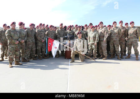 Paracadutisti assegnato alla truppa B, terzo squadrone, 73rd reggimento di cavalleria, 1° Brigata Team di combattimento, ottantaduesima Airborne Division, si radunano attorno a tre premi guadagnati per risultati eccezionali ottenuti a Fort Bragg, N.C., Febbraio 8, 2018. Il gruppo ha ricevuto il Gavin Cup per il raggiungimento del massimo stato di preparazione di divisione e il ferro Mike Award per il miglior benessere fisico. Essi hanno ricevuto il Goodrich trofeo di equitazione in riconoscimento per il raggiungimento da parte dell'ufficio del capo della corazza. (U.S. Esercito Foto Stock