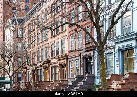 Fila di storici edifici di arenaria nella Upper West Side di Manhattan a New York City Foto Stock