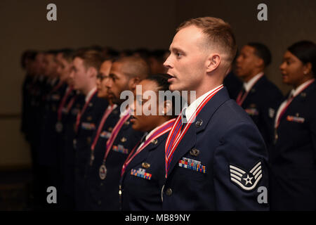 Il personale Sgt. Justin Wilson, Airman Leadership School laureato della classe 18-B, recita la Airman's Creed con i suoi compagni di classe laureati durante il loro ALS cerimonia di laurea di Febbraio 8, 2018 Vandenberg Air Force Base in California Il servizio ALS è un 24-giorno corso destinato a sviluppare la leadership e le abilità di comunicazione e preparare gli avieri per la loro responsabilità di controllo come Sottufficiali. (U.S. Air Force Foto Stock