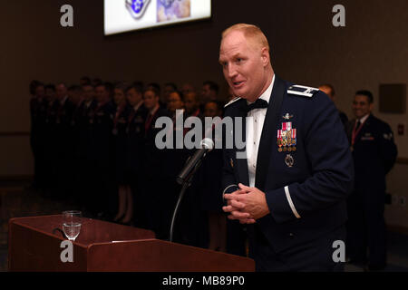 Col. Michael Hough 30, Spazio Wing Commander, si congratula con Airman Leadership School classe 18-B durante la loro cerimonia di laurea di Febbraio 8, 2018 Vandenberg Air Force Base in California Il servizio ALS è un 24-giorno corso destinato a sviluppare la leadership e le abilità di comunicazione e preparare gli avieri per la loro responsabilità di controllo come Sottufficiali. (U.S. Air Force Foto Stock