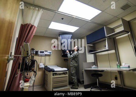 Senior aviatori James Bryant, novantesimo Medical Group bioenvironmental tecnico di ingegneria, misura il flusso di aria all'interno della Clinica Medica Febbraio 8, 2018 a F.E. Warren Air Force Base, Wyo. Grazie alla clinica avente un alto volume di traffico di pazienti con malattie, è importante che vi sia un adeguato flusso di aria all'interno dell'edificio per garantire che vi sia un flusso continuo di aria fresca. Foto Stock