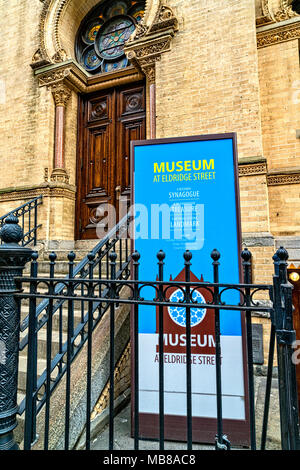 In prossimità della facciata anteriore della Eldridge Street Museum, il Lower East Side di New York City, realizzata dal restaurato Eldridge Street Sinagoga Foto Stock