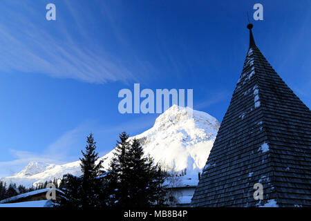 Vista della città Lech am Arlberg, Alpine Ski resort vicino a Zurs, San Anton e Stuben nella regione di Arlberg dell'Austria. Foto Stock