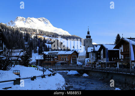 Vista della città Lech am Arlberg, Alpine Ski resort vicino a Zurs, San Anton e Stuben nella regione di Arlberg dell'Austria. Foto Stock