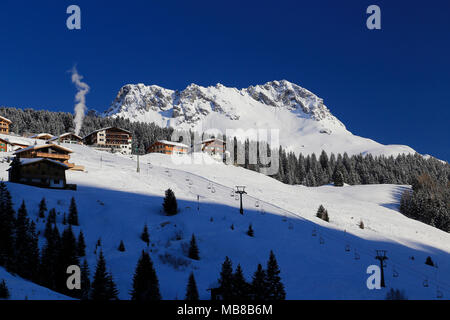 Vista della città Lech am Arlberg, Alpine Ski resort vicino a Zurs, San Anton e Stuben nella regione di Arlberg dell'Austria. Foto Stock