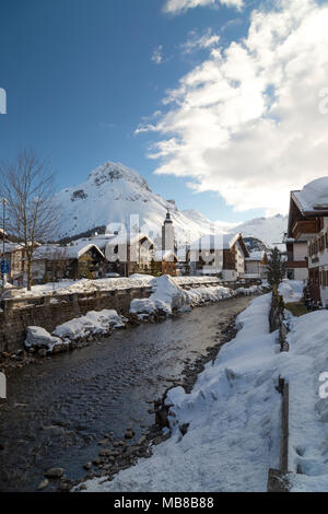Vista della città Lech am Arlberg, Alpine Ski resort vicino a Zurs, San Anton e Stuben nella regione di Arlberg dell'Austria. Foto Stock