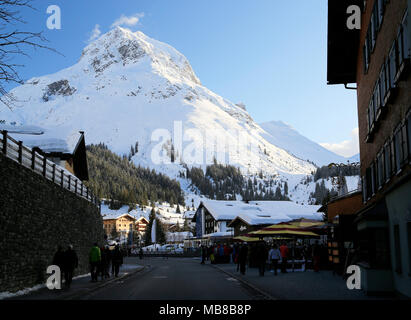 Vista della città Lech am Arlberg, Alpine Ski resort vicino a Zurs, San Anton e Stuben nella regione di Arlberg dell'Austria. Foto Stock