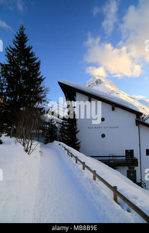 Vista della città Lech am Arlberg, Alpine Ski resort vicino a Zurs, San Anton e Stuben nella regione di Arlberg dell'Austria. Foto Stock