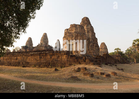Pre Rup tempio, Cambogia al tramonto; antico tempio sul sito di Angkor, sito Patrimonio Mondiale dell'UNESCO, Cambogia, Asia Foto Stock