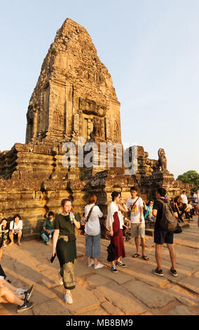 Pre Rup tempio Cambogia - i turisti al tramonto, Pre Rup tempio, un decimo secolo tempio indù, Angkor Sito Patrimonio Mondiale dell'UNESCO, Siem Reap, Cambogia Asia Foto Stock