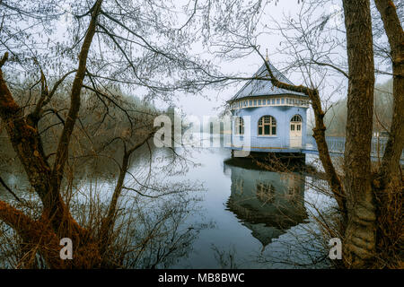 Casa della pompa nella Itzenplitzer Weiher a Heiligenwald nel villaggio Schiffweiler Foto Stock