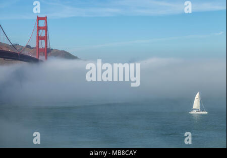 Nebbia formata sotto il Ponte Golden Gate e la baia di San Francisco, California, Stati Uniti, su un inizio di mattina di primavera. Foto Stock