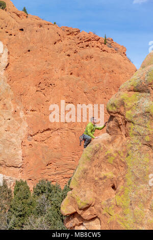 Scalatore rock climbing presso il Giardino degli dèi, Colorado Springs, Colorado, Stati Uniti d'America. Foto Stock