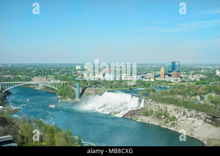 Vista cielo del Rainbow Bridge, Cascate Americane e lo stato di New York dal lato canadese delle Cascate del Niagara attrazione Foto Stock