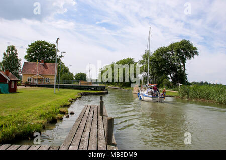 La Göta Canal cunstructed nel XIX centurry come una via navigabile tra Göteborg e il Mar Baltico, un turista in barca a vela passa il canale 2005 Foto Stock