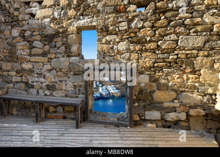 Vista da una casa abbandonata, Grecia Foto Stock