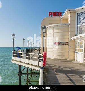 Parte di Worthing Pier sulla costa sud dell'Inghilterra, Regno Unito. Foto Stock