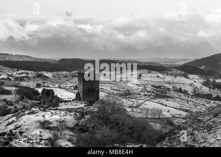 Un'immagine monocromatica di Castell Dolwyddelan vicino Moel Siabod, Snowdonia Foto Stock