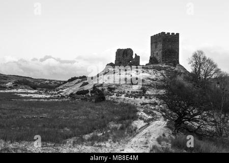 Un'immagine monocromatica di Castell Dolwyddelan vicino Moel Siabod, Snowdonia Foto Stock