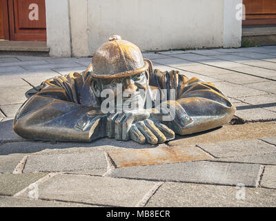 BRATISLAVA, Slovacchia - 2 Aprile 2018: Cumil (in inglese: "Il watcher") statua noto anche come Uomo al lavoro di Viktor Hulik Foto Stock