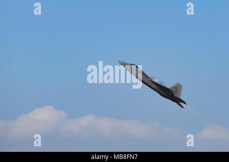 Stati Uniti Air Force Il Mag. Paolo "Loco" Lopez, il combattimento aereo il comando F-22 Raptor dimostrazione comandante del team e pilota, vola attraverso i cieli al salone FIDAE (Feria Internacional del Aire y del Espacio) a Santiago del Cile, Aprile 7, 2018. La F-22 Raptor team di dimostrazione è basata al di fuori della base comune Langley Eustis' 1° Fighter Wing in Virginia. Foto Stock