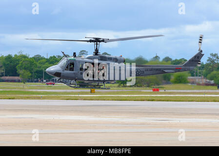 Air Force ROTC cadetti presso la University of Southern Mississippi ride in un TH-1H elicottero come parte dei percorsi blu Aprile 7, 2018 su Keesler Air Force Base, Mississippi. Cadetti ha ricevuto un orientamento volo lungo con mani sul briefing sulle tecniche e operazioni di volo in sostegno della Air Force diversità della roadmap strategica del programma. Keesler è stata la casa di 280 cadetti da 15 università il 6-7 aprile come parte dei percorsi di blu, una diversità outreach evento ospitato dal 2o Air Force. (U.S. Air Force foto di Andre' Askew) Foto Stock