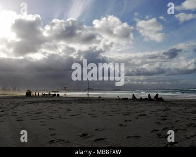 Persone e bagnini prese al tramonto su North Kirra Beach Gold Coast di Queensland in Australia Foto Stock