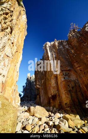 Tra pareti rocciose guardando verso il cielo blu prese a Diamond Head NSW Australia Foto Stock